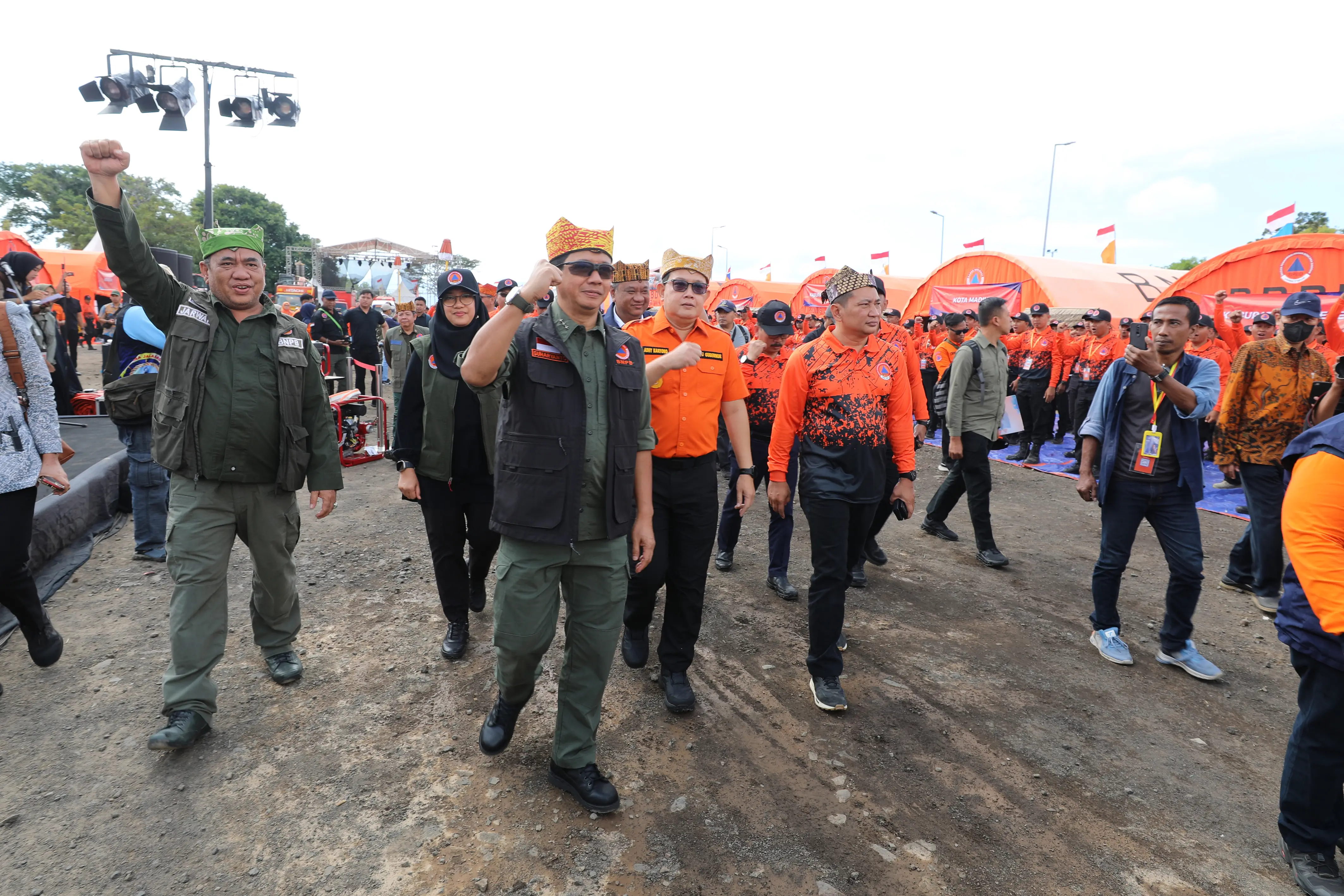 Kepala Badan Nasional Penanggulangan Bencana Letjen TNI Suharyanto S.Sos M.M. menghadiri dan memberikan arahan pada kegiatan Gelar Peralatan Penanggulangan Bencana yang bertema "Optimalisasi Peralatan Penanggulangan Bencana dalam Meningkatkan Ketangguhan Masyarakat" di Pantai Boom Kabupaten Banyuwangi, Provinsi Jawa Timur, Minggu (14/7).